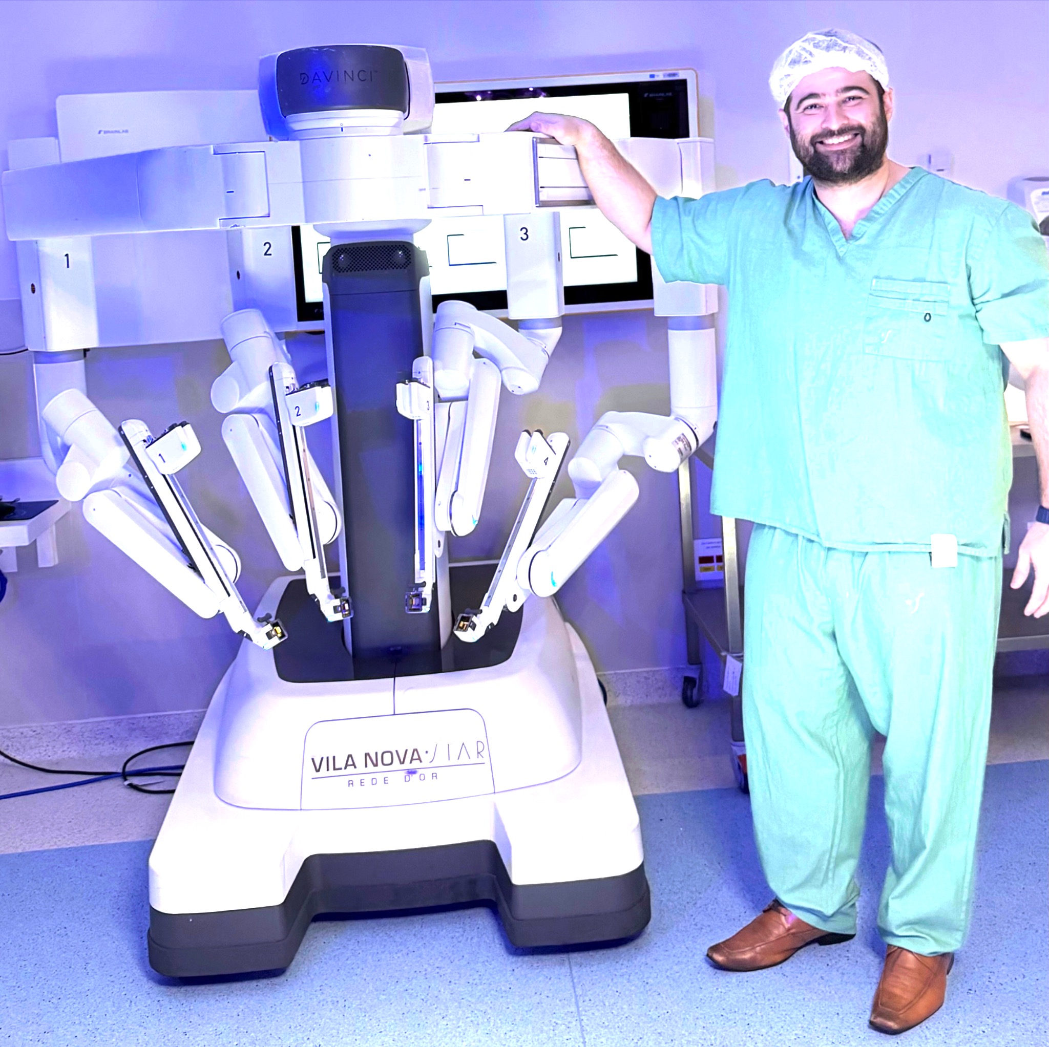 Cirurgião utilizando o console do sistema de cirurgia robótica Da Vinci